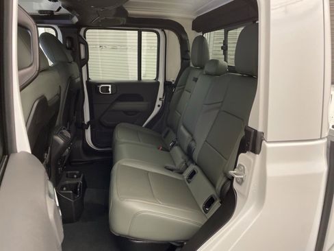 New 2025 Jeep Gladiator Mojave w/ Convenience Group image 16
