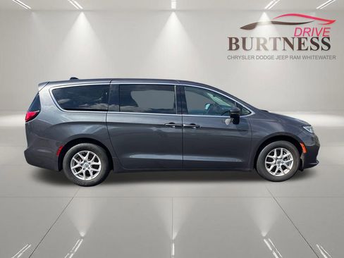 Used 2023 Chrysler Pacifica Touring-L FWD image 10