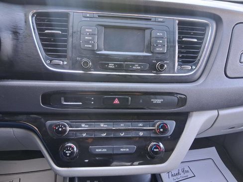 Used 2017 Kia Sedona LX image 17