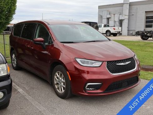 Used 2023 Chrysler Pacifica Touring-L FWD image 4