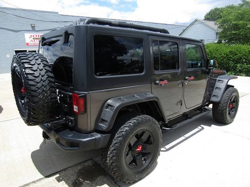 Used 2016 Jeep Wrangler Unlimited Rubicon AWD/4WD image 8