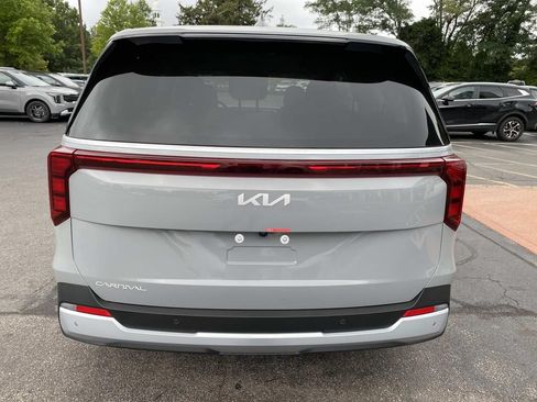New 2027 Kia Carnival LX FWD image 4