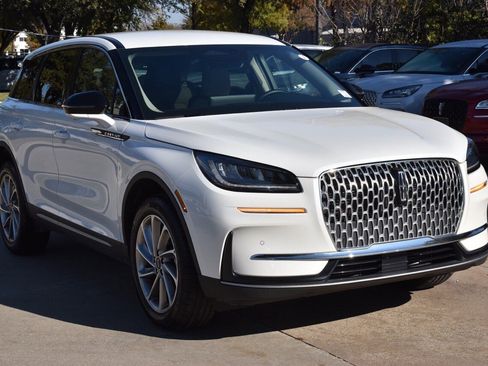 Certified 2025 Lincoln Corsair AWD w/ Equipment Group 101A image 4