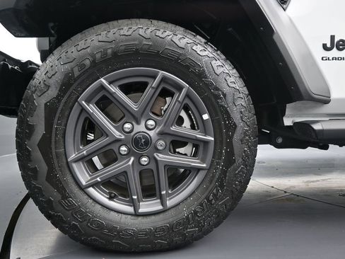 Used 2025 Jeep Gladiator Sport AWD/4WD image 10