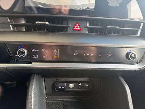 Used 2025 Kia Sportage EX FWD image 19