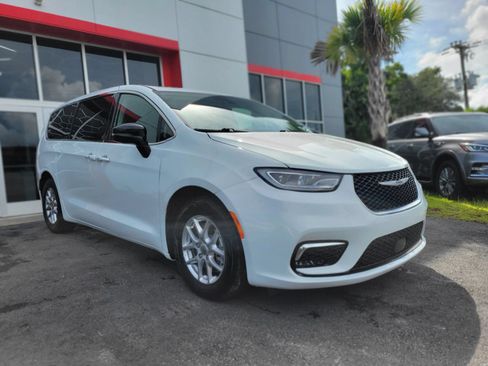 Used 2024 Chrysler Pacifica Touring-L FWD image 3