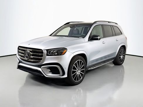 Used 2025 Mercedes-Benz GLS 580 4MATIC image 3