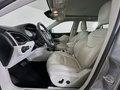 Used 2019 Jeep Cherokee Limited image 13