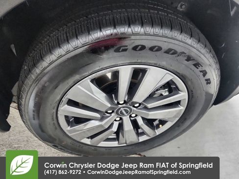 Used 2025 Nissan Pathfinder SV FWD image 32