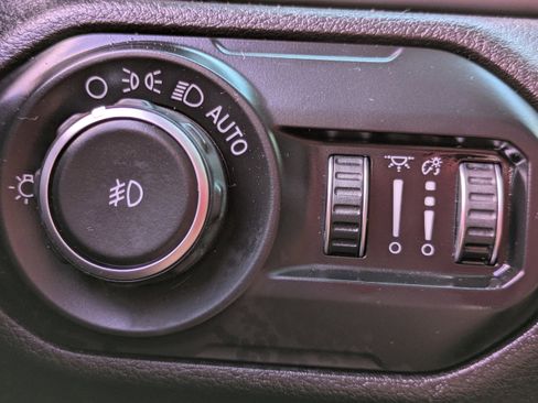 Used 2020 Jeep Wrangler Sport image 24