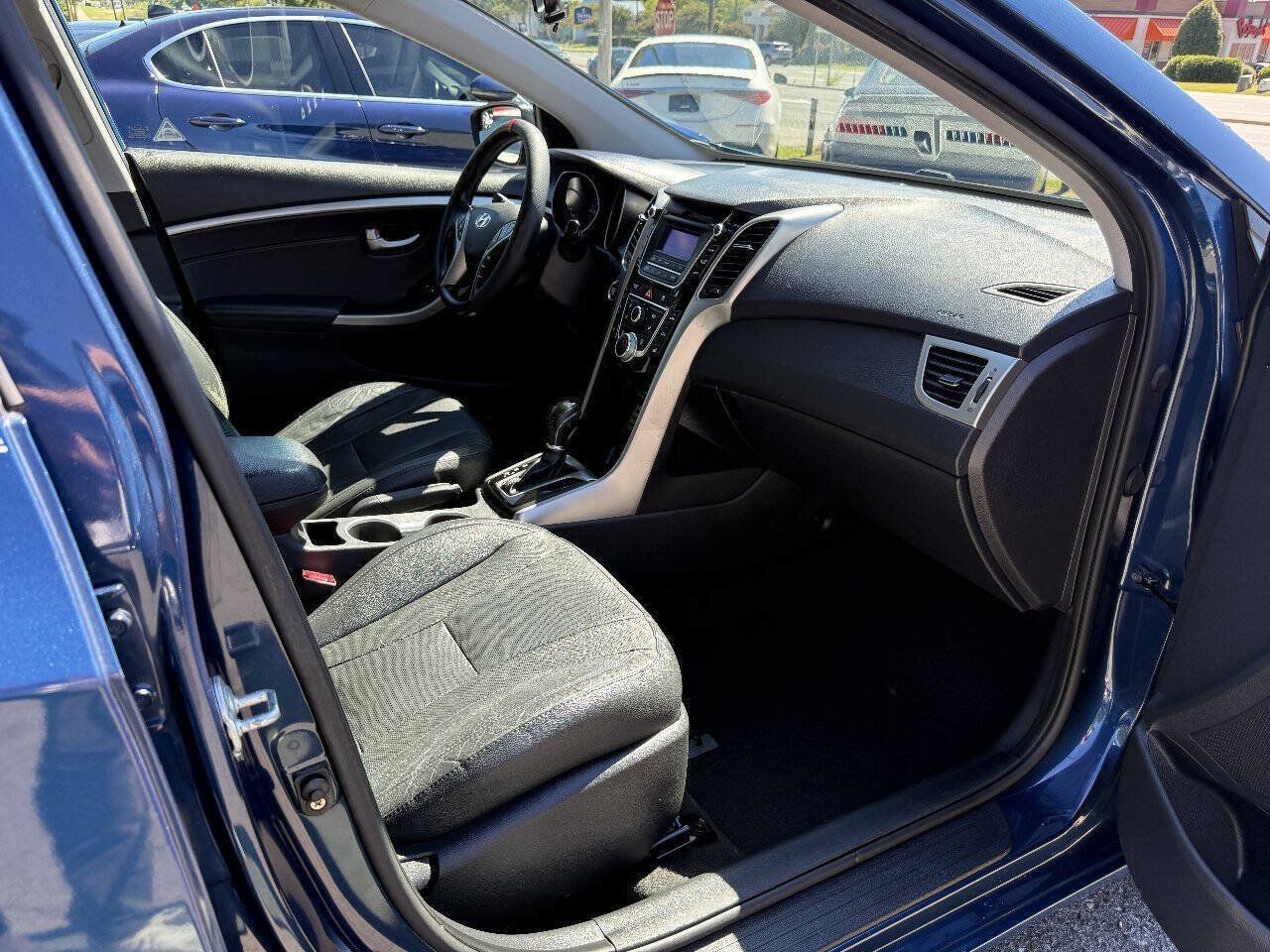 Used 2015 Hyundai Elantra GT w/ Option Group 02 FWD image 10