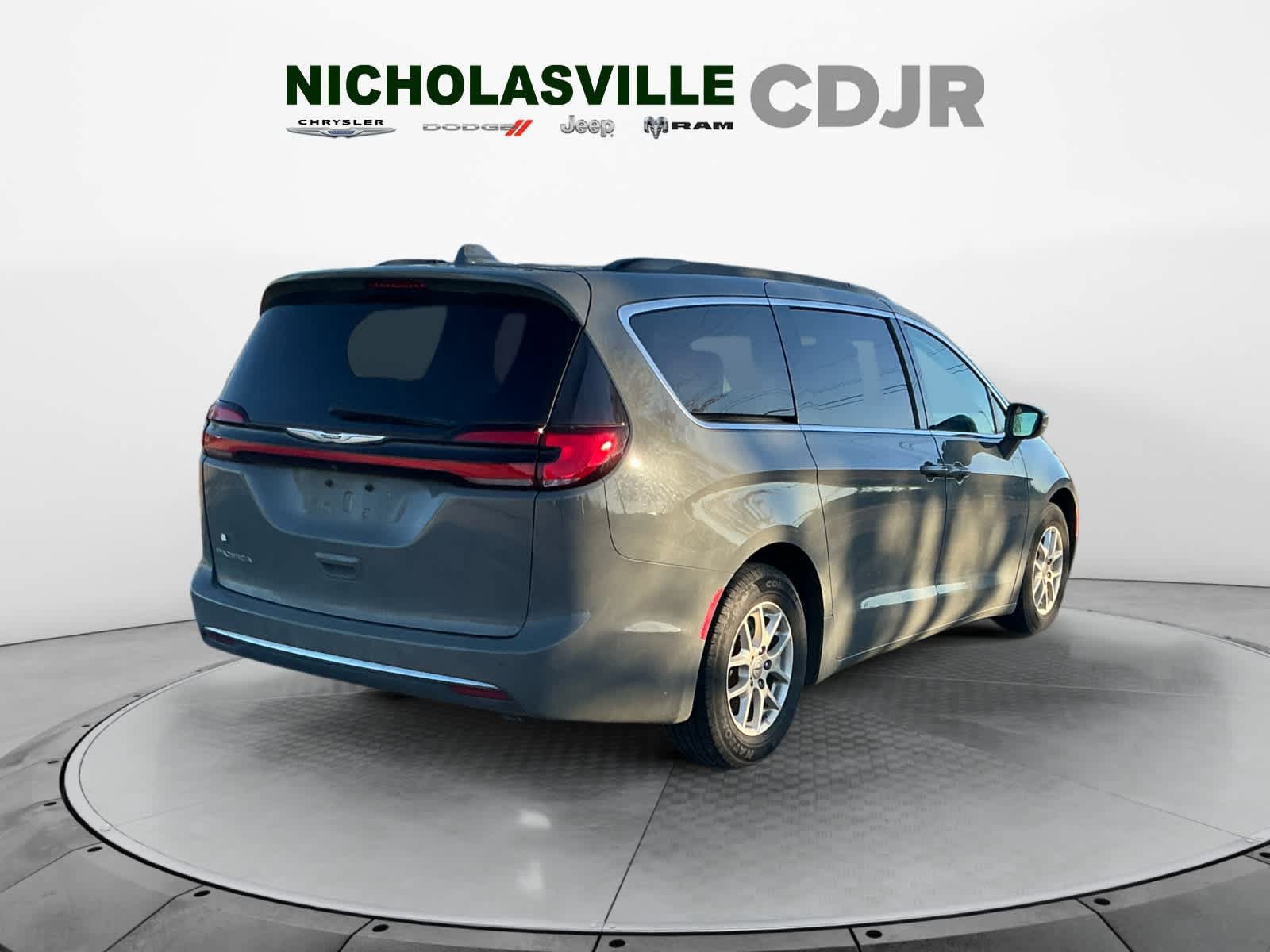 Used 2022 Chrysler Pacifica Touring-L FWD image 5