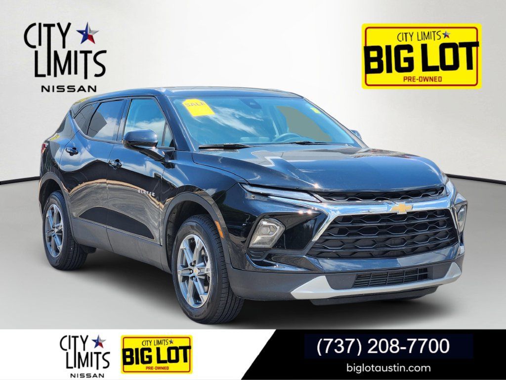 Used 2025 Chevrolet Blazer LT FWD image 1