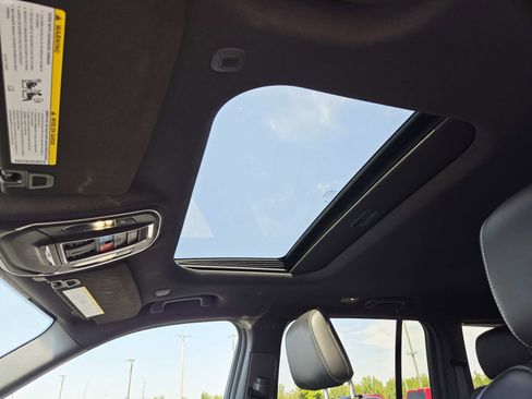 Used 2024 Jeep Grand Cherokee Altitude image 10