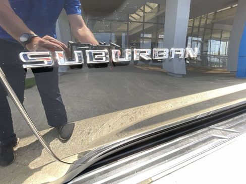 Certified 2025 Chevrolet Suburban LT RWD image 32