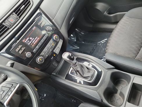 Used 2017 Nissan Rogue S image 32