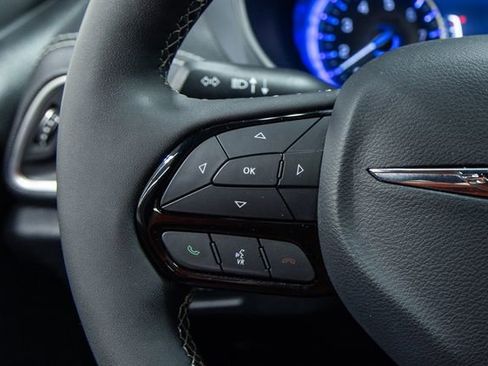 Used 2025 Chrysler Pacifica Limited image 15