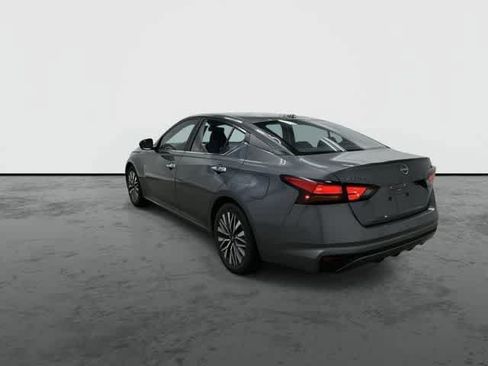 Used 2024 Nissan Altima 2.5 SV FWD image 2