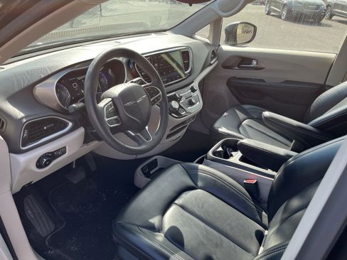 Used 2023 Chrysler Pacifica Touring-L image 2