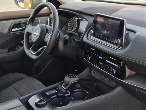 Used 2022 Nissan Rogue SV image 10