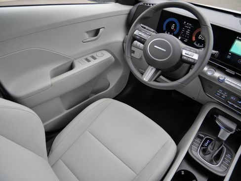 Certified 2025 Hyundai Kona SEL image 9