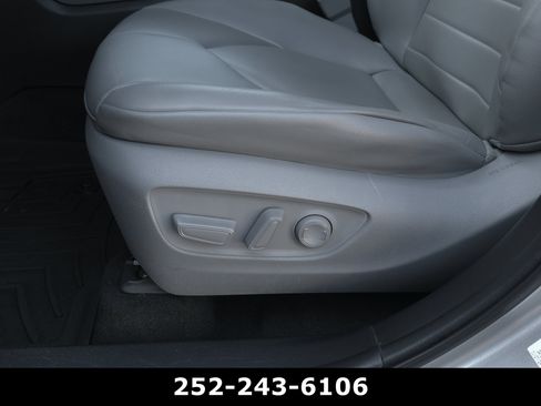 Used 2023 Toyota Highlander XLE FWD image 11