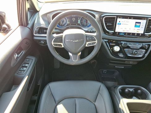 New 2026 Chrysler Pacifica Select image 11