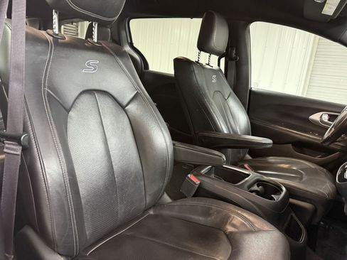 Used 2019 Chrysler Pacifica Touring-L Plus w/ S Appearance Package image 32
