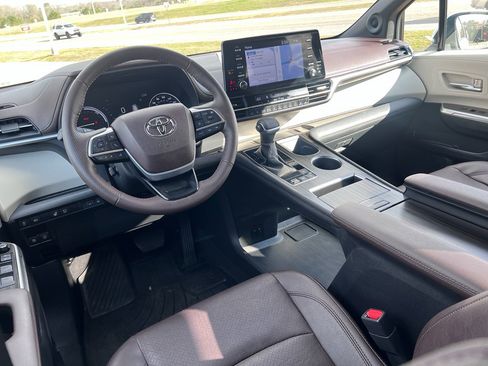 Used 2024 Toyota Sienna Platinum image 20