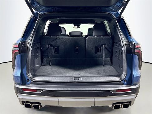 Used 2025 Chevrolet Traverse LT image 24
