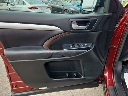 Used 2017 Toyota Highlander XLE AWD/4WD image 11