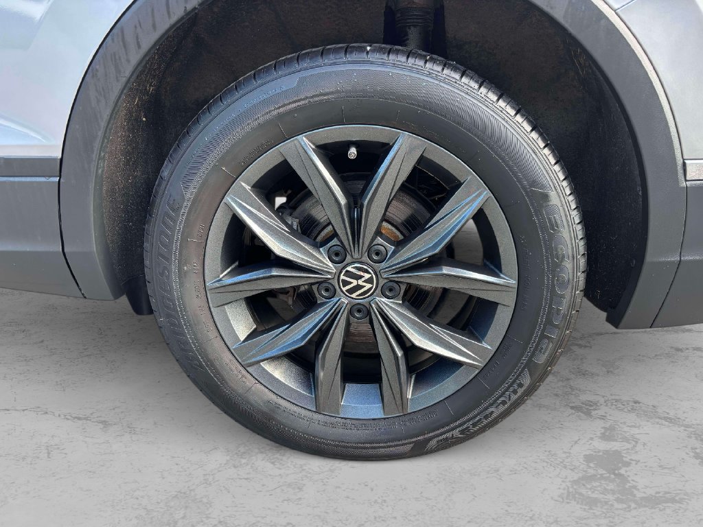 Used 2023 Volkswagen Tiguan SE AWD/4WD image 35