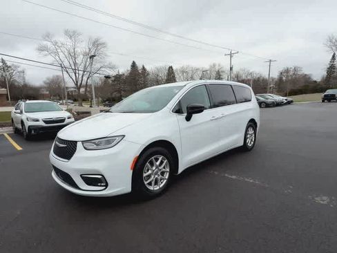 Used 2024 Chrysler Pacifica Touring-L FWD image 4