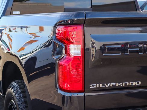 Used 2022 Chevrolet Silverado 1500 LT AWD/4WD image 7