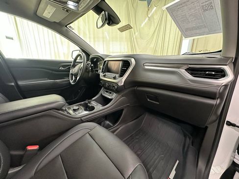 Certified 2023 GMC Acadia SLT w/ Preferred Package image 17