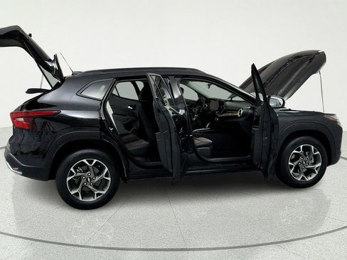 Used 2024 Chevrolet Trax LT w/ Sunroof Package FWD image 13
