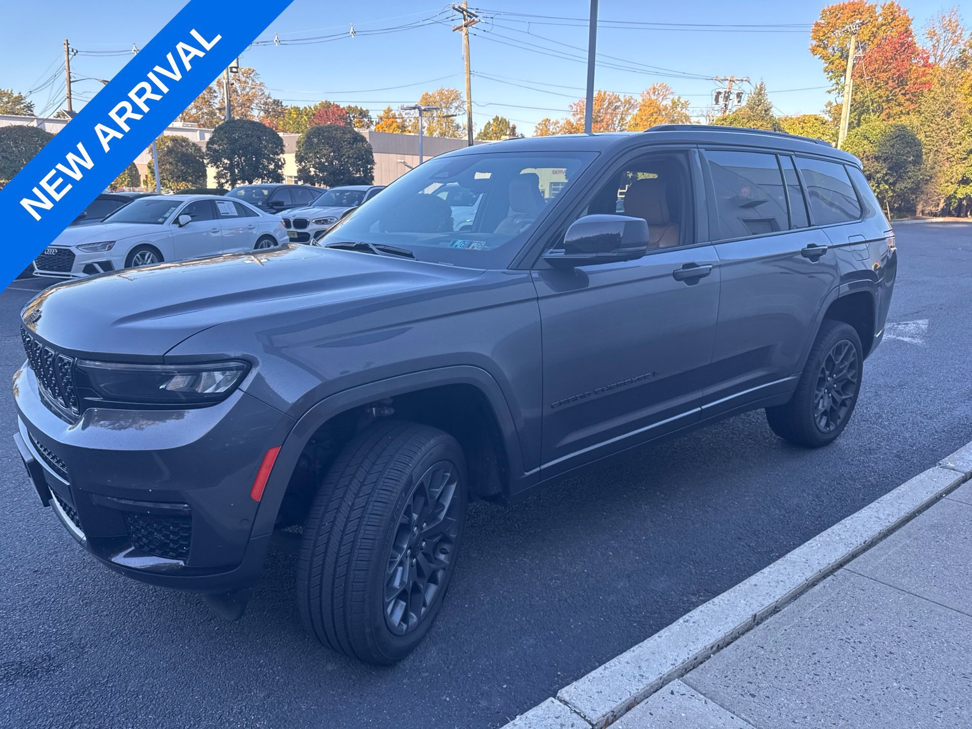 Used 2023 Jeep Grand Cherokee L Summit AWD/4WD image 5
