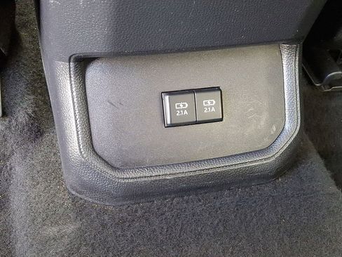 Used 2020 Toyota Highlander XLE image 12