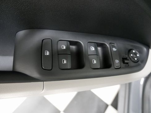 Used 2025 Hyundai Venue SEL image 13