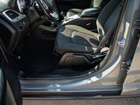 Used 2019 Dodge Journey SE w/ Connectivity Group FWD image 13