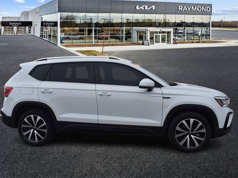 Used 2022 Volkswagen Taos SE image 2