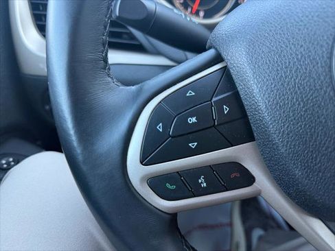 Certified 2017 Jeep Cherokee Latitude w/ Comfort/Convenience Group image 25