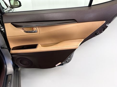 Used 2016 Lexus ES 350 w/ Luxury Package w/Wood Trim image 33