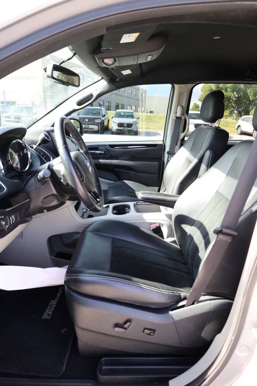 Used 2017 Dodge Grand Caravan SXT FWD image 13