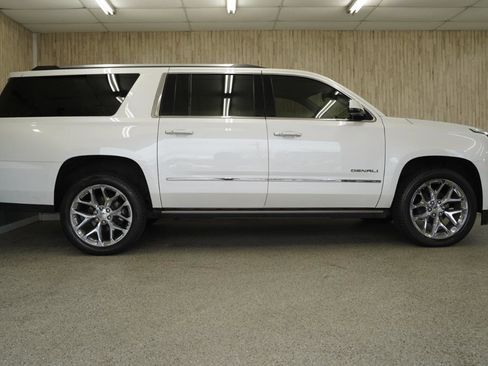 Used 2020 GMC Yukon XL Denali w/ Denali Premium Package image 6