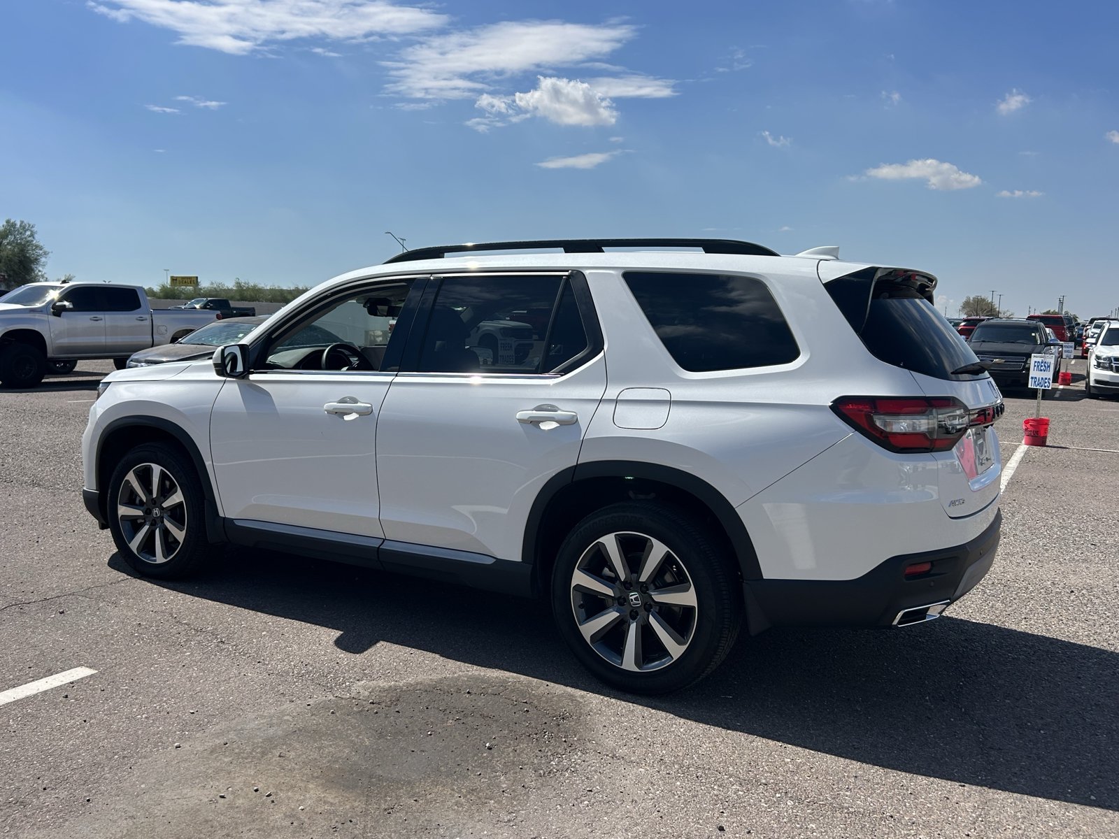 Used 2025 Honda Pilot Touring image 3