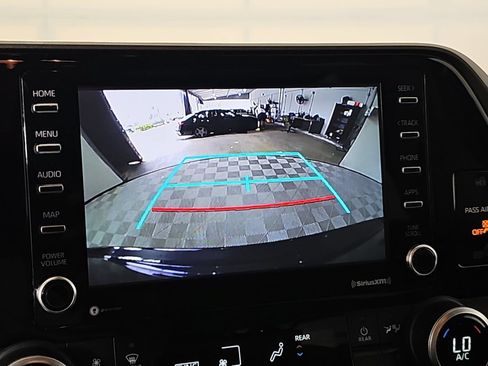 Used 2021 Toyota Highlander L FWD image 20
