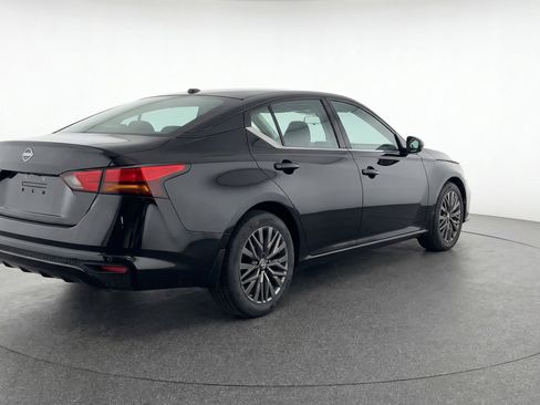 Used 2025 Nissan Altima 2.5 SV FWD image 9