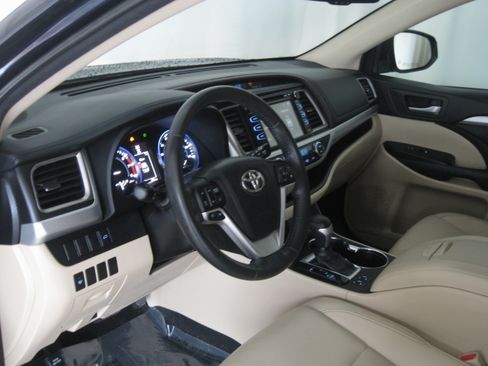 Used 2015 Toyota Highlander XLE image 12