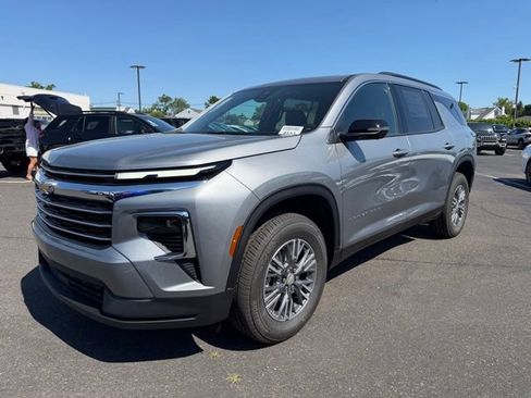 New 2026 Chevrolet Traverse LT w/ Driver Confidence Package FWD image 3